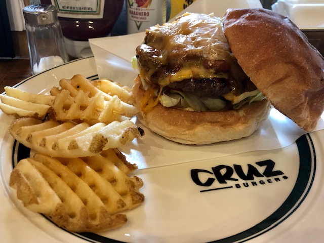 絶品！「CRUZ BURGER（クルーズバーガー）」（四ツ谷）で二種類のハンバーガー堪能