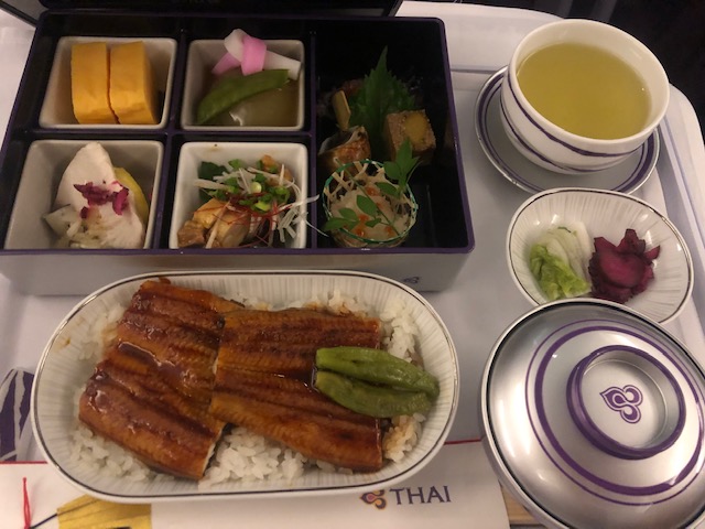 タイ国際航空（A380）ビジネスクラスの機内食やサービスを堪能する