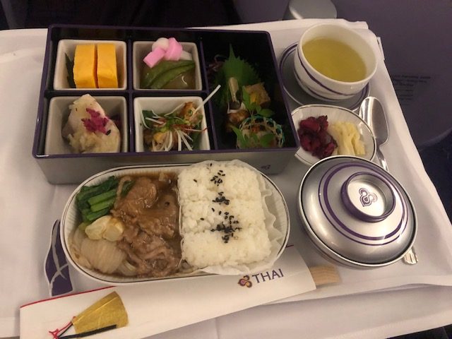 タイ国際航空（A380）ビジネスクラスの機内食やサービスを堪能する
