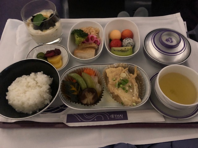 タイ国際航空（A670）ビジネスクラスの機内食やサービスを堪能する