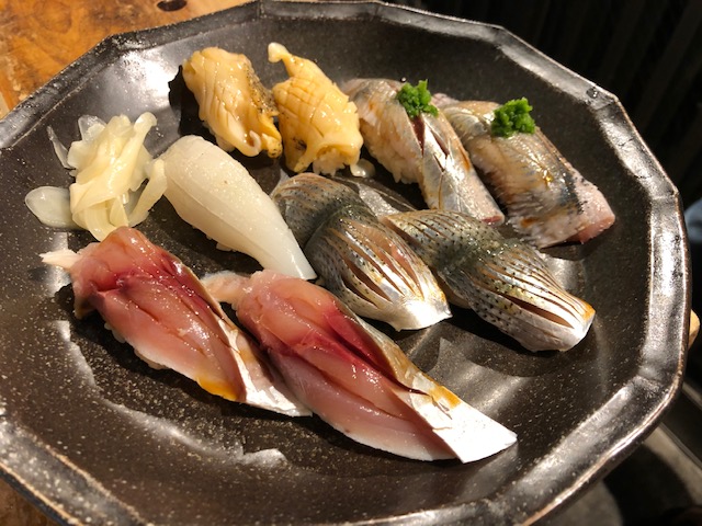 本格江戸前鮨が立喰いスタイルで楽しめる！「にぎにぎー中野本館」