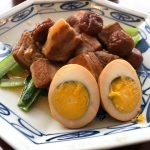「中華風家庭料理 ふーみん」（表参道）で豚肉の梅干し煮定食を食べる