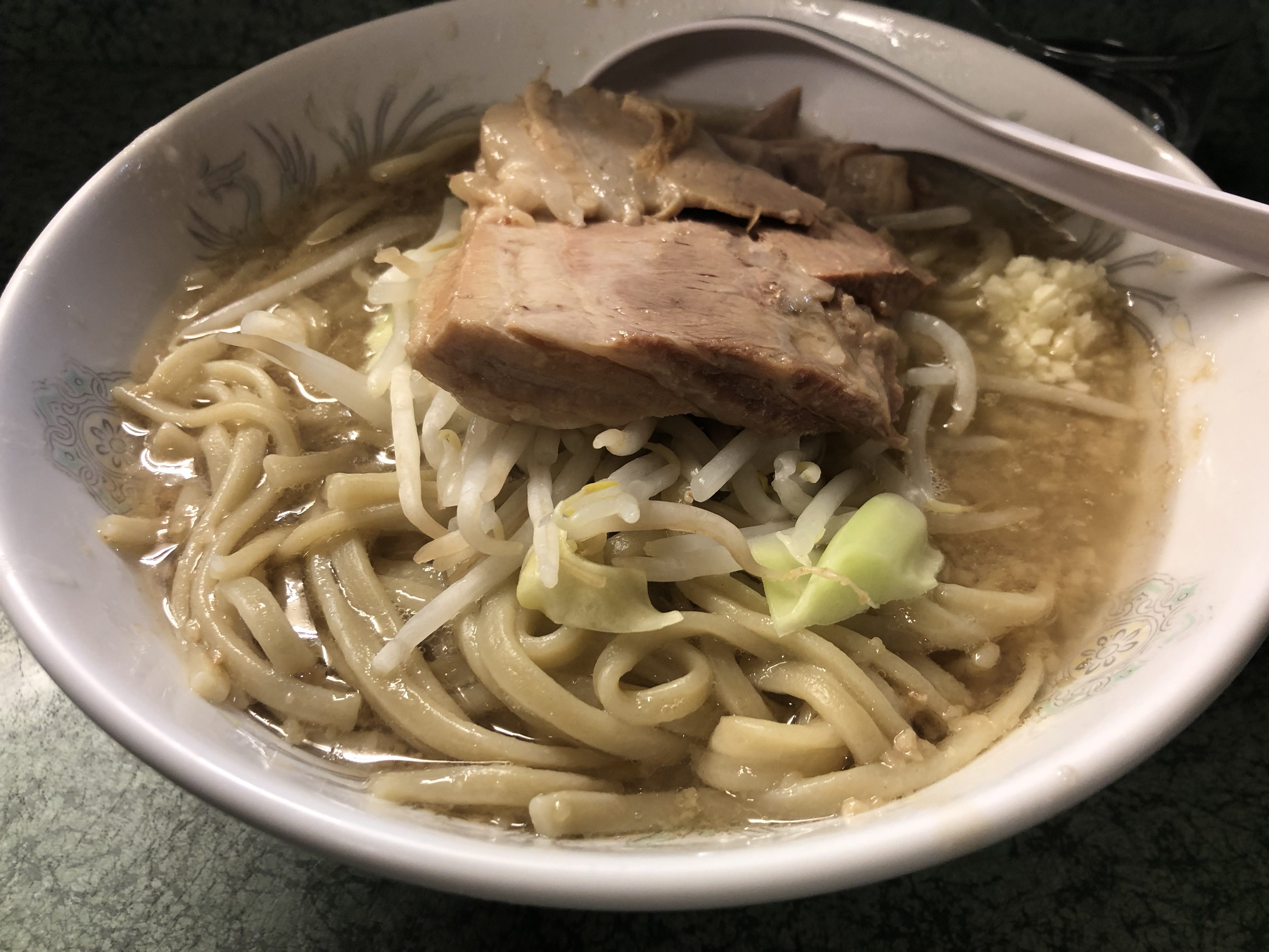 小ラーメンを堪能 ラーメン二郎 新宿小滝橋通り店 食べ歩きコンシェルジュ