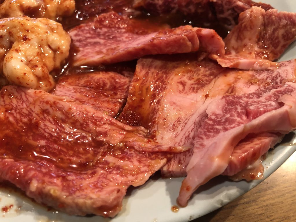 老舗大衆焼肉店！「多平」（大阪・難波）おまかせ肉盛りを堪能する