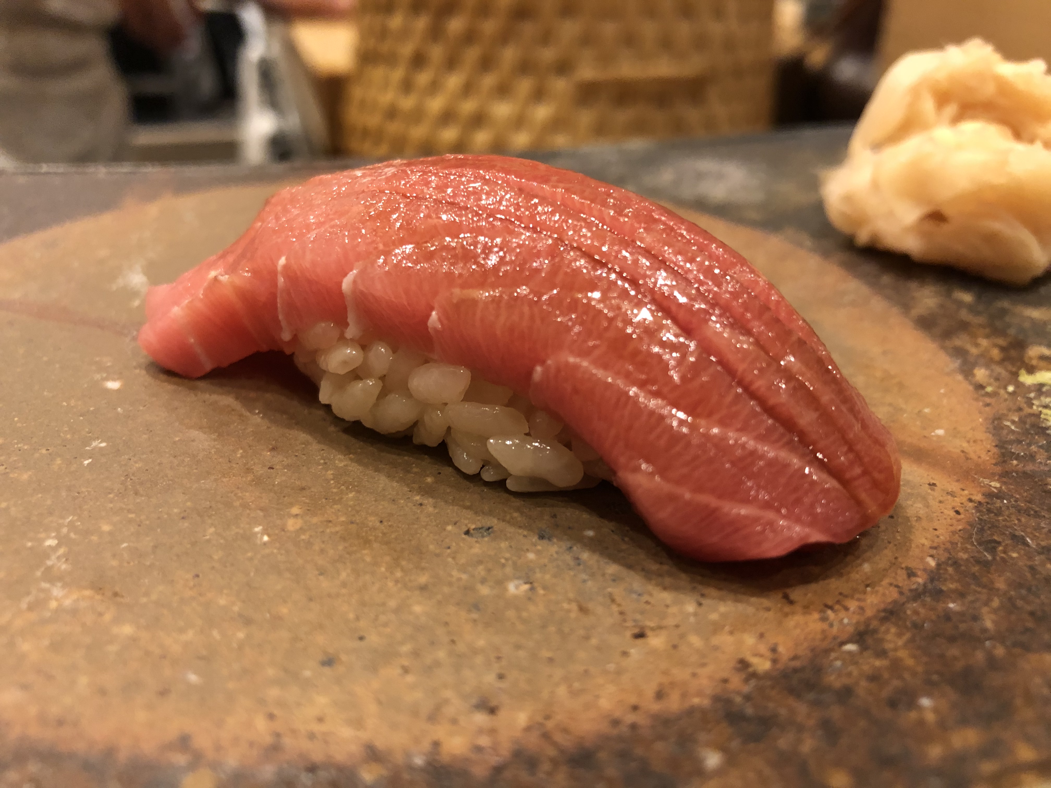 鮪 まぐろ に標準を合わせたシャリが最高 鮨 桂太 築地 食べ歩きコンシェルジュ